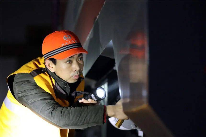 线k1016 978处鸡公山隧道进行重点检查,确保春运期间旅客列车线路安全