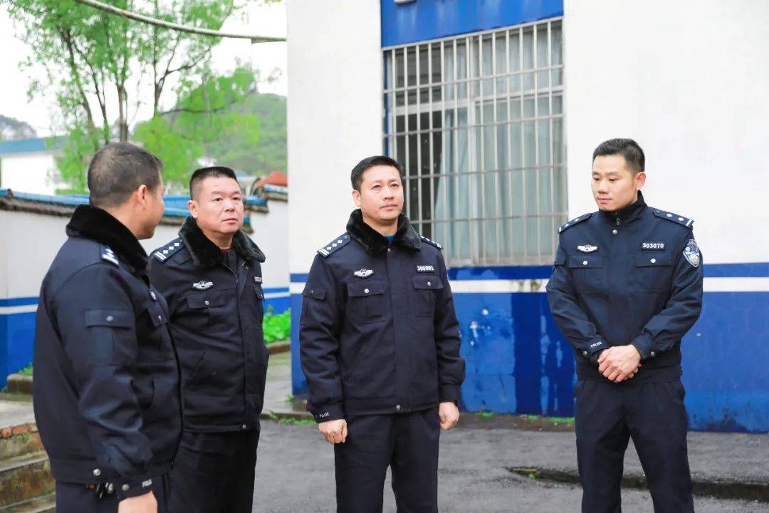 正是农历大年初二,永福县副县长,公安局长黄成龙在副局长朱桂波,局长
