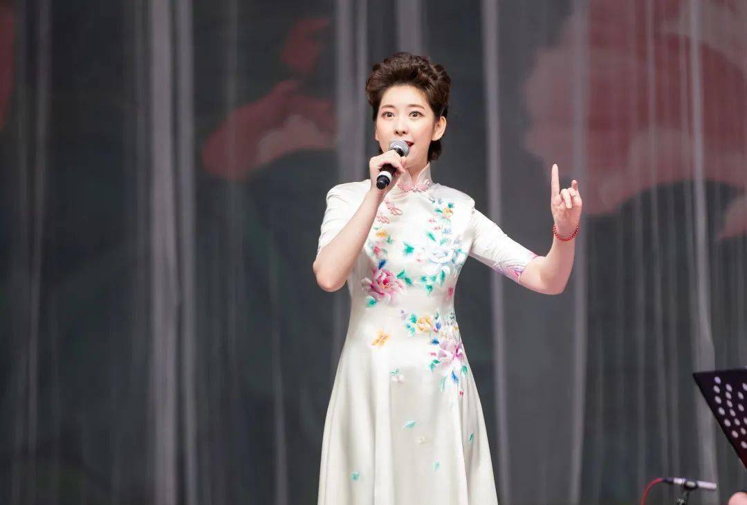 李晨第一部分"传统经典",多个脍炙人口的唱段带领观众领略京剧艺术