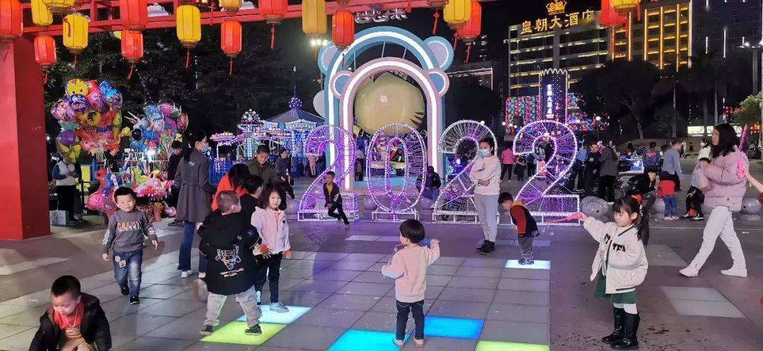 灯光璀璨下的普宁春节夜景_节日_广场_灯会