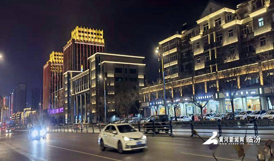临汾市向阳西路流光溢彩迎新春