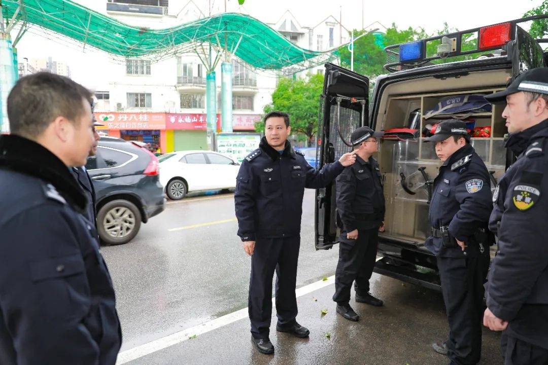 正是农历大年初二,永福县副县长,公安局长黄成龙在副局长