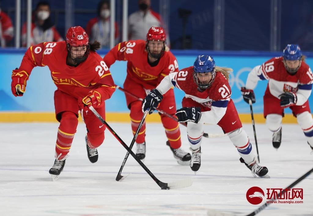 球员|中国女子冰球队首秀1:3不敌捷克队 球员离场时不少观众大喊“加油”