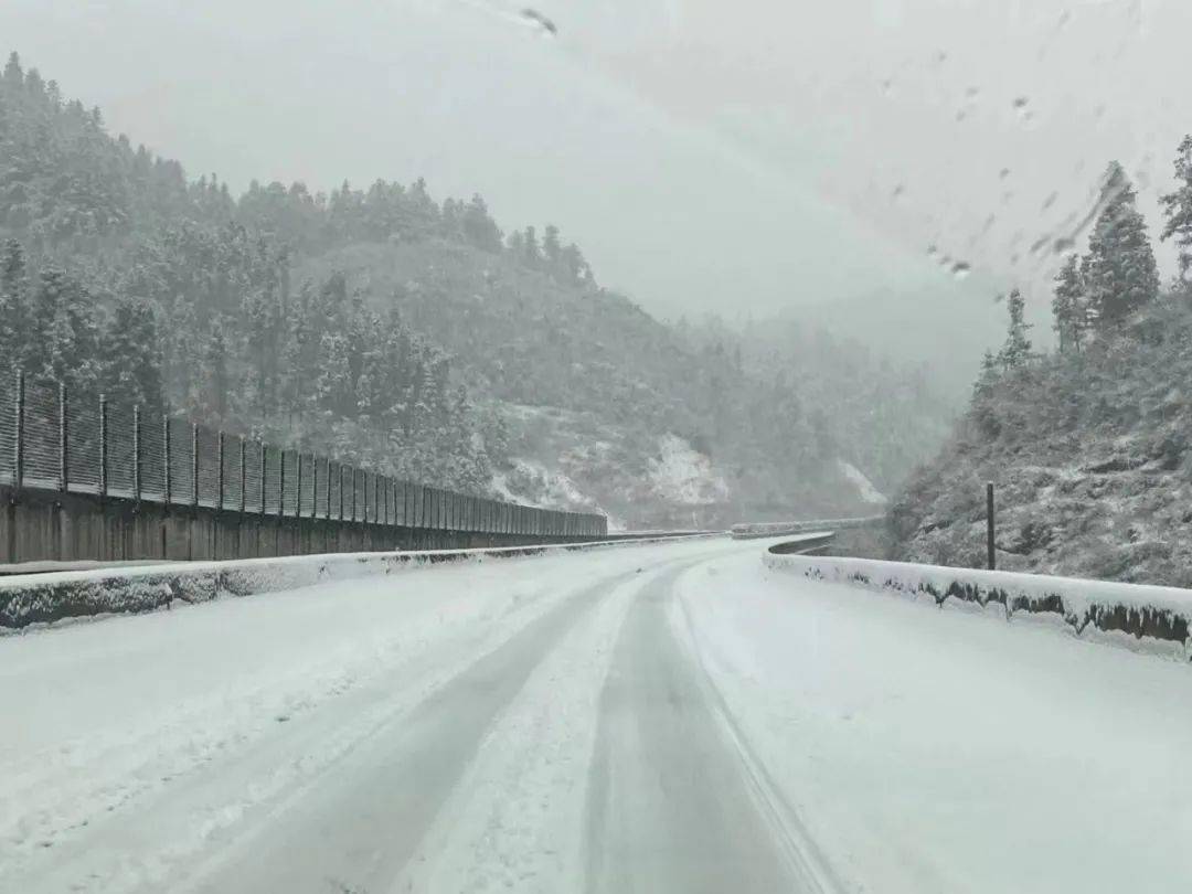 下雪啦!黔西南5县市迎来虎年第一场雪,部分高速交通管制!