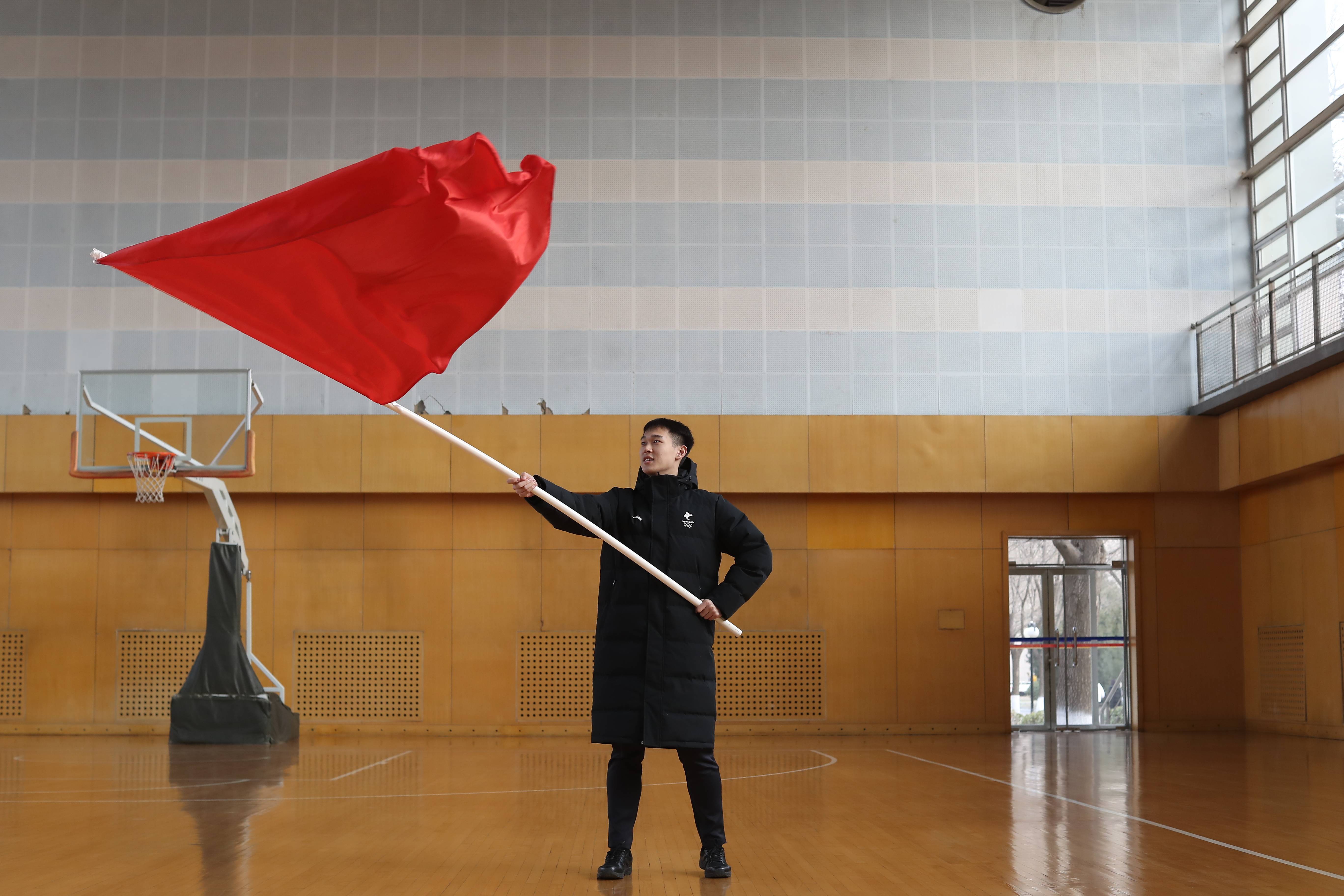 00后任冬奥开幕式执旗手_张宇_动作_挥旗