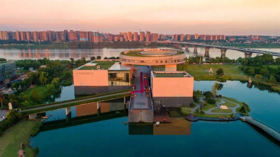 人文新区丨李自健美术馆在艺术中感受人性与爱