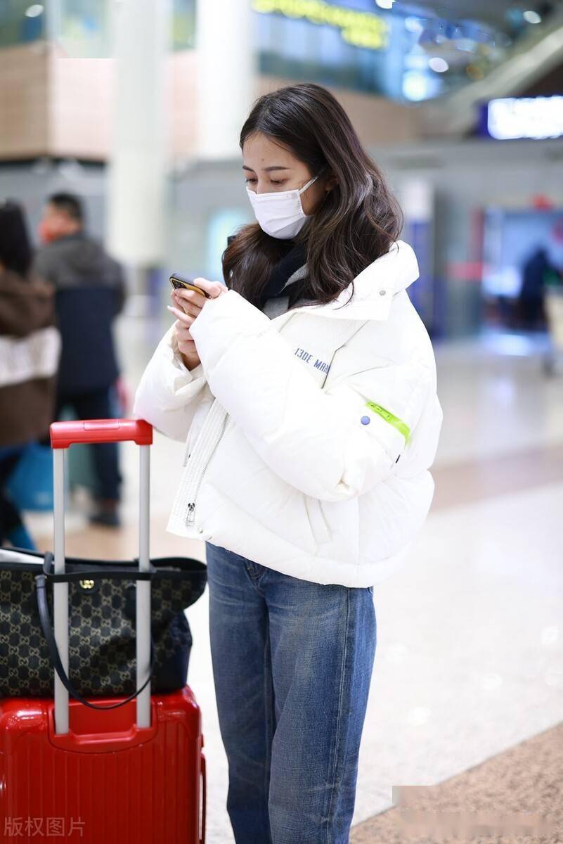 陈钰琪纯色绒服搭牛仔裤休闲舒适眼神迷人_机场_白色_休闲