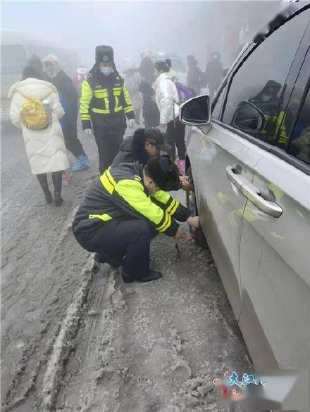 游客|庐山雪景吸引众多游客 景区交警上路执勤保畅通