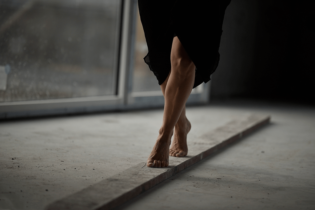 4踮脚走路踮起脚尖走路可疏通足三阴经,驭气上行,从而温补肾脏,激发中