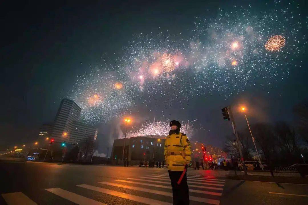 默默守护着每一张笑脸北京警察与之同频共振现场观众激动雀跃呈现在
