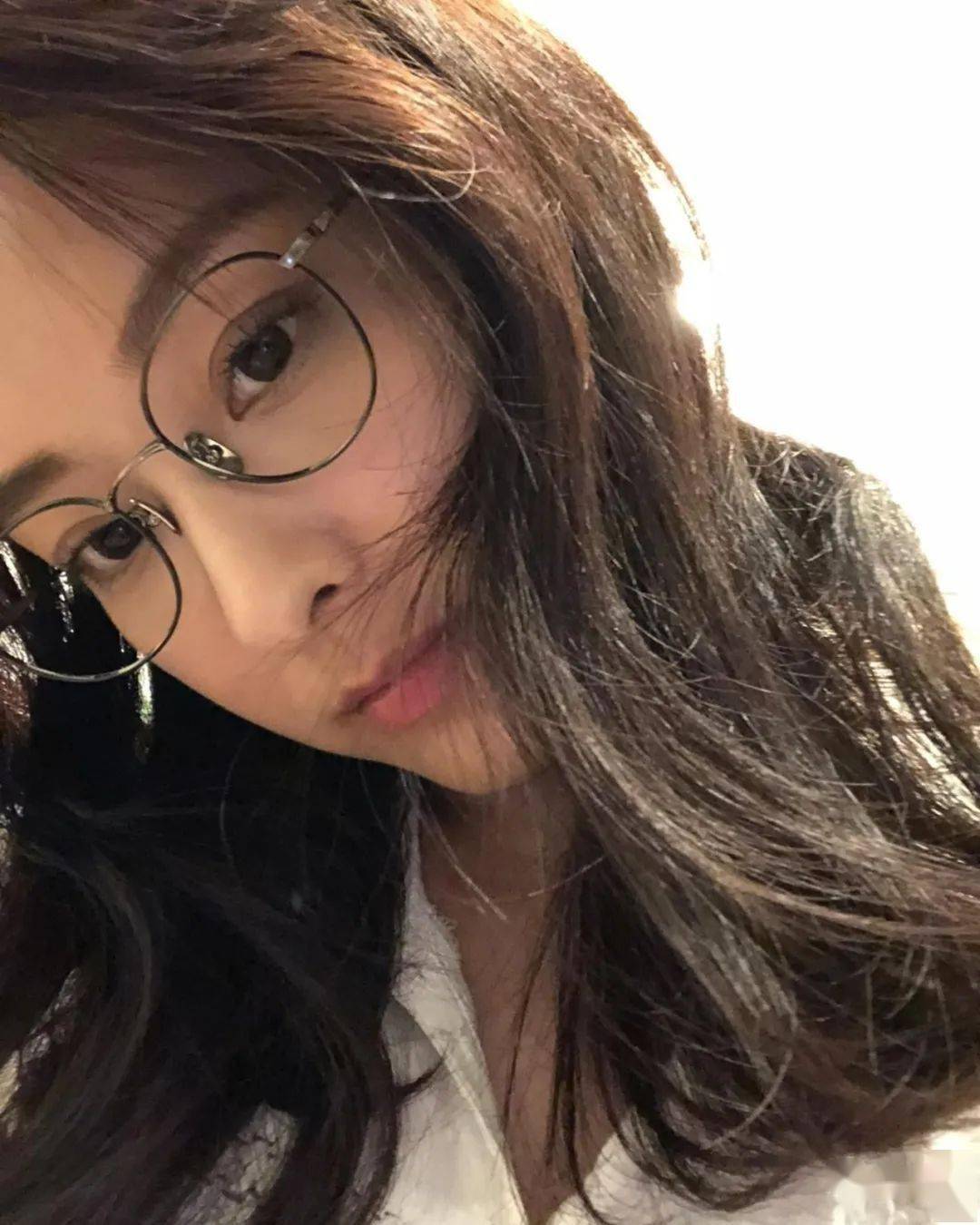 陈滢贴出眼镜娘照片告别四眼妹生涯鼻子不会再出现凹痕