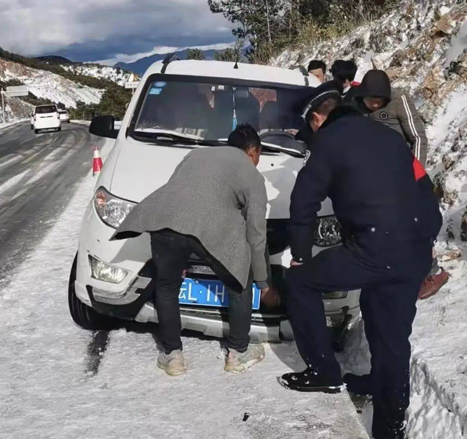 案件通報因下雪路滑劍鶴公路上發生多起車禍現場驚心