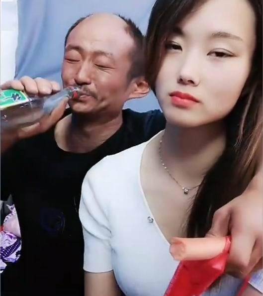 美女丑男照片图片