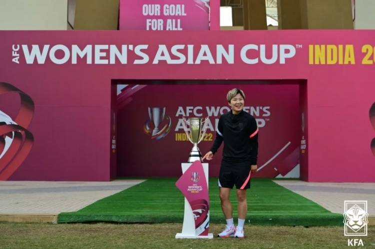 亚洲杯|没忍住？女足亚洲杯决赛赛前，池笑然手指触碰了奖杯
