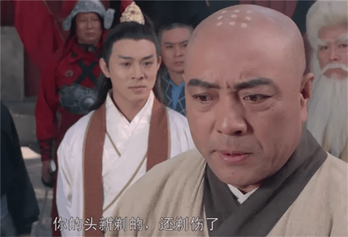 闫怀礼饰演金毛狮王谢逊,刘大刚饰演假冒的少林僧人.