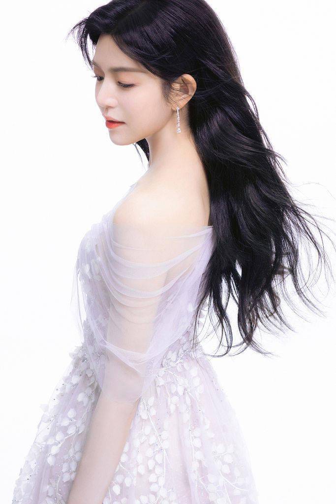 花朵演员出席百花迎春文联春晚 着淡紫色纱裙化身花仙子温婉拜年