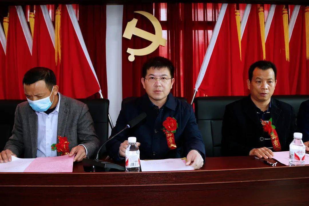 西峰村党总支部书记村委会主任洪贵忠,原西峰村党支部书记洪金龙,英都
