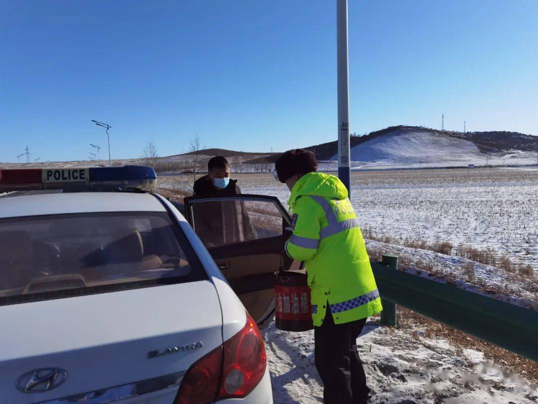 阿榮旗公安局交管大隊高速民警接到求助迅速趕到,看到駕駛人焦急的