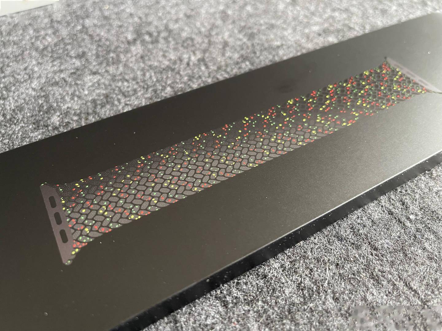 网友已收到苹果Apple Watch “Black Unity”编织单圈表带