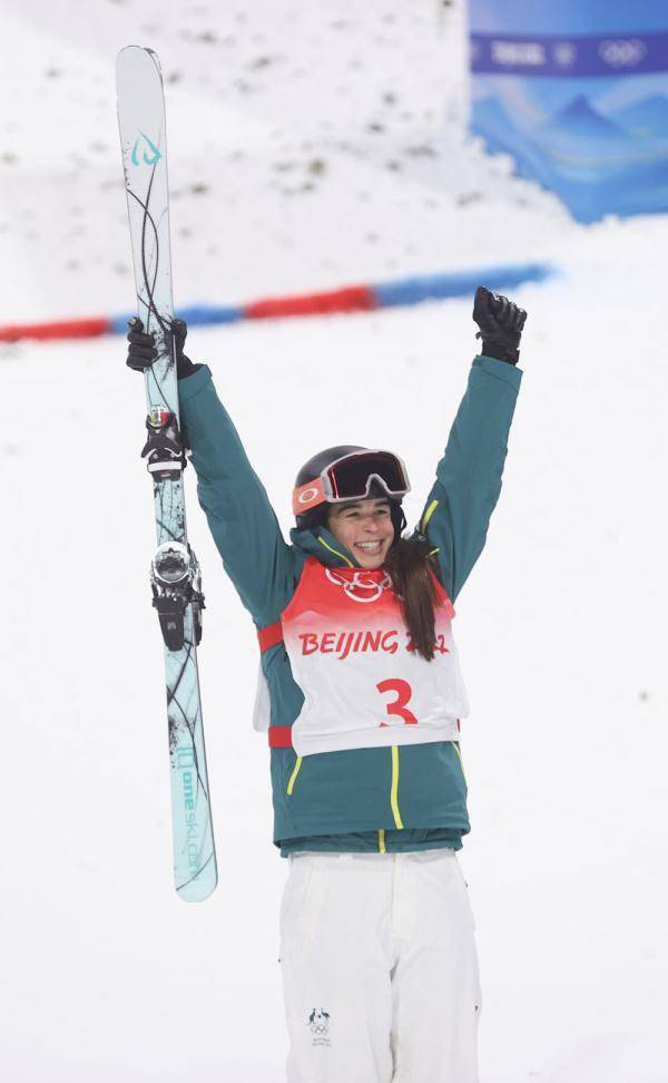 雷竞技RAYBET北京冬奥会 自由式滑雪女子雪上技巧决赛：澳大利亚选手杰卡拉·安东尼夺冠(图1)