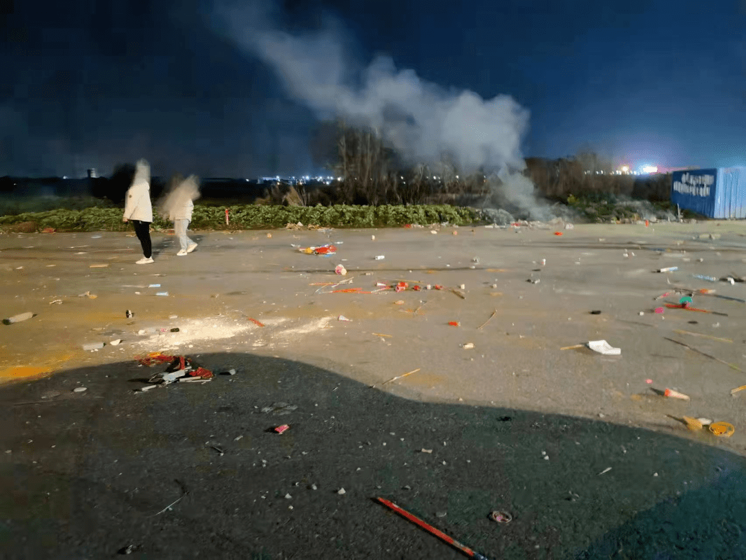 事发高新区烟花燃放后一片狼藉