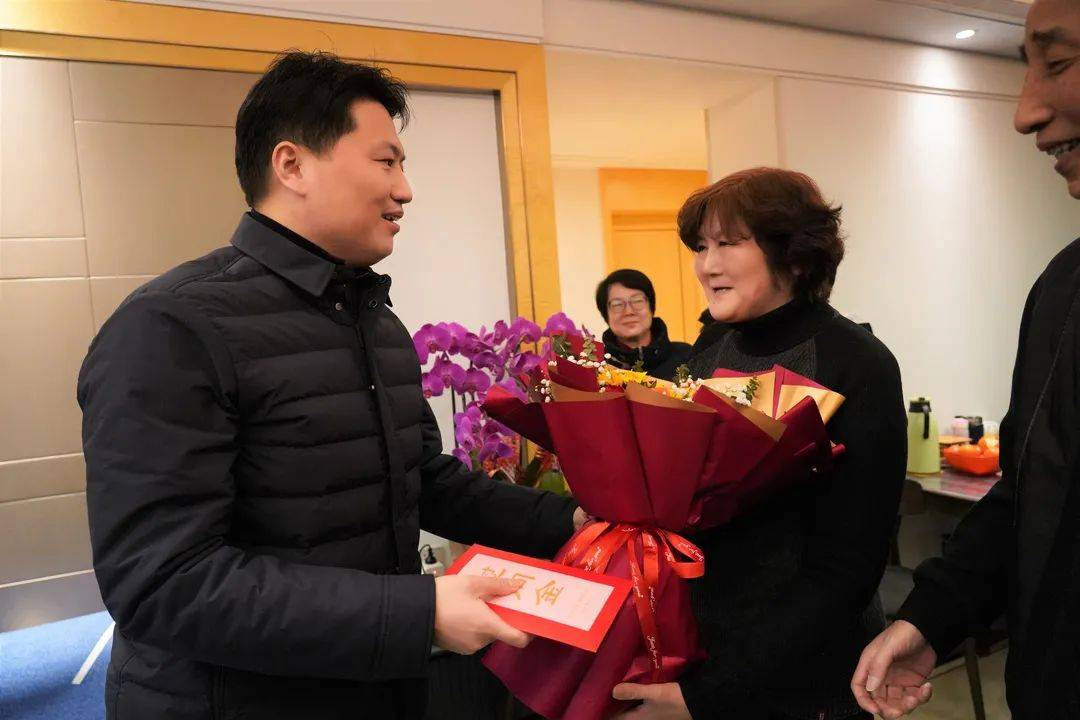 2月7日下午,区委书记姜冬冬,副区长王珏代表区委,区政府慰问夺得第20