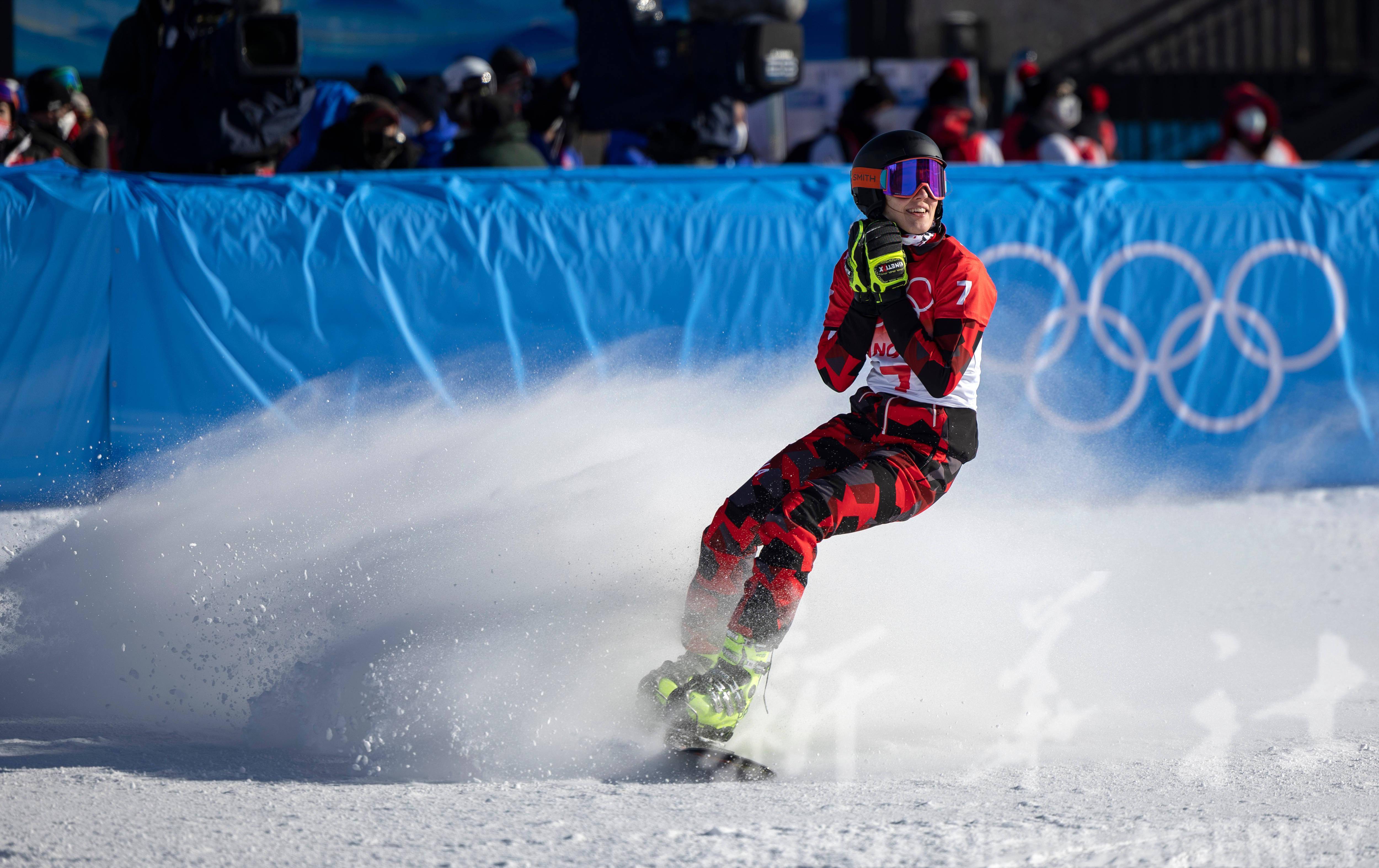 许畅 摄当日,北京2022年冬奥会单板滑雪女子平行大回转比赛在张家口