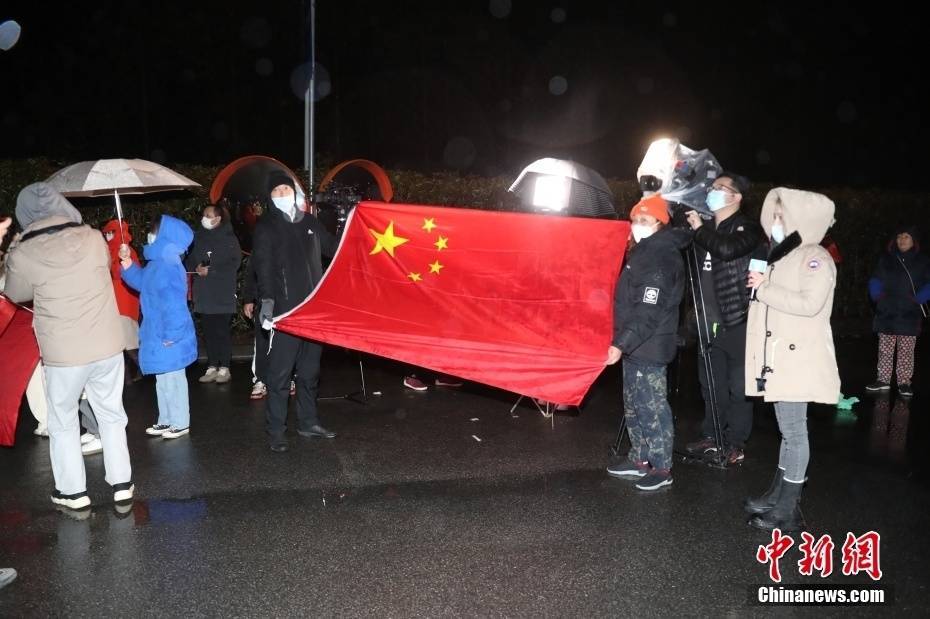 中国女足,女足,球迷,中国女足|中国女足凯旋 球迷冒雨迎接