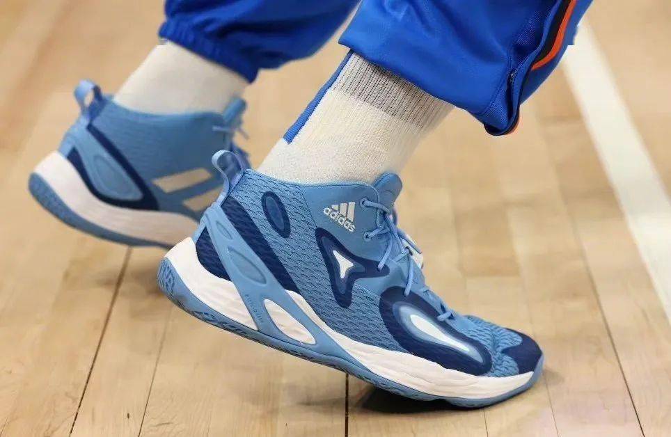 上脚图 | kobe 7梦回11年前!三球直接鸳鸯配色!