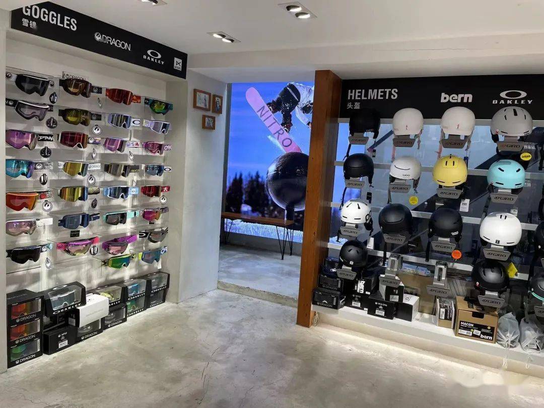 上海冷山雪具店共有上下两层,面积共180,1楼有当季新款雪板,固定器