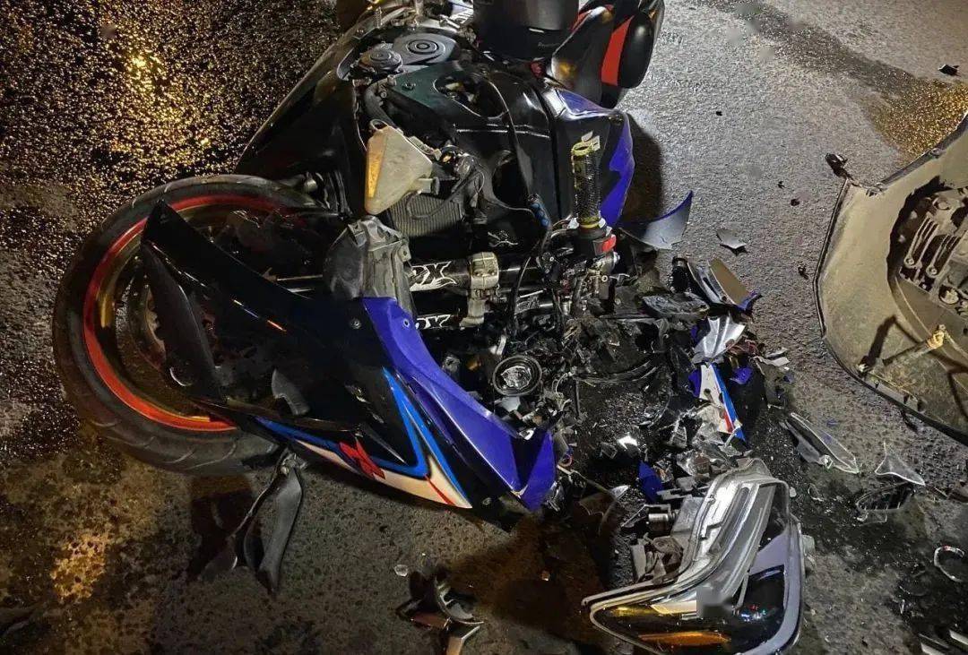 中国司机驾车撞上两辆摩托车,3人受伤_汽车_莫尼旺_事故