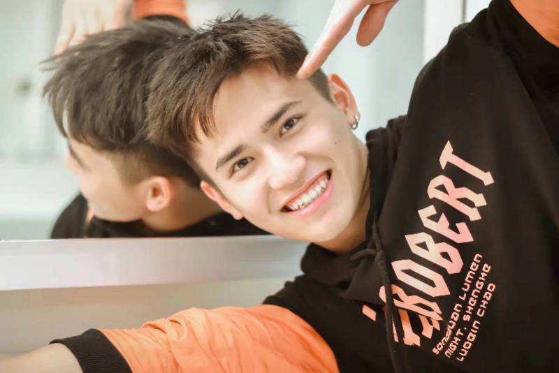 中青年|湾区春晚“太空杂技”惊艳所有人！钢丝人唐哲：我就像令狐冲