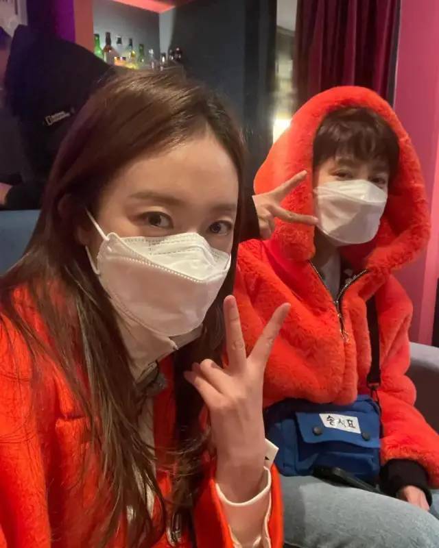 公开的照片中全昭旻和宋智孝在sbs《running man》