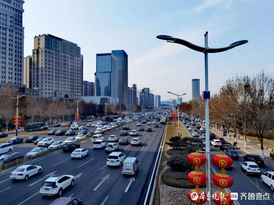 虎啸春来开工后的济南经十东路车水马龙