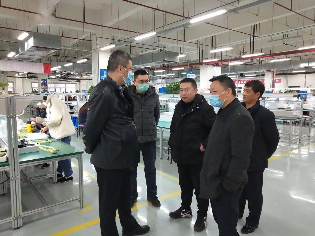 长虹控股集团jg总监杨艳辉慰问零八一集团华丰科技春节加班员工