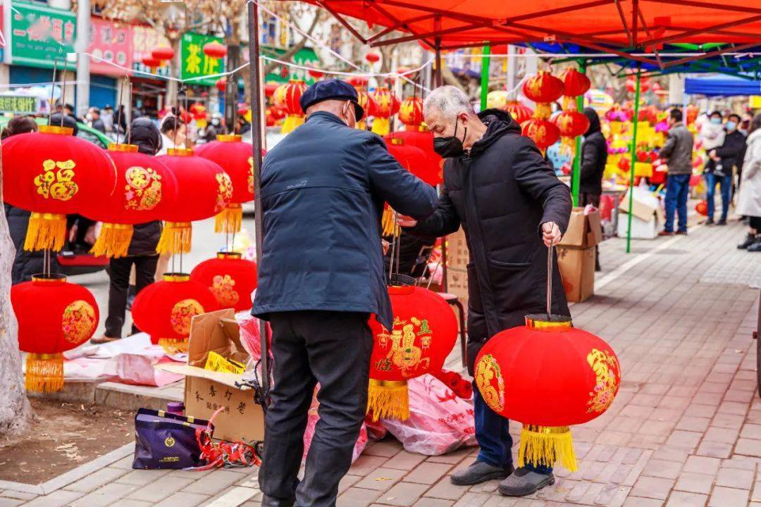 从大年初三开始,药王路和南街口的灯笼市场里,灯笼越来越多,买灯笼的