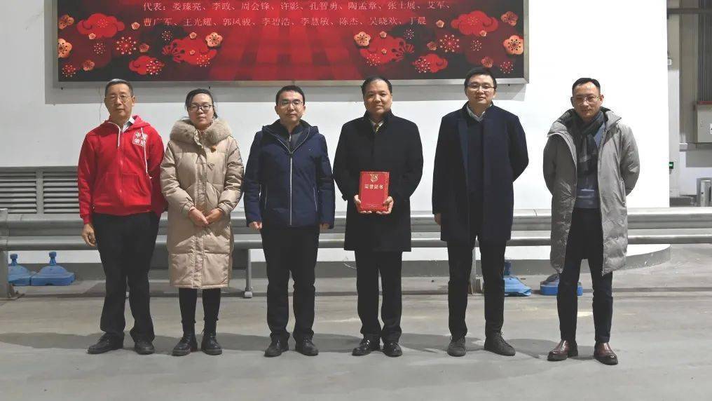 也已接近尾声,为记录下这一美好时刻,同事们汇聚至台前进行了合影留念