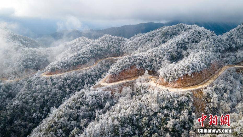 主峰|江西新余大岗山主峰换银装 呈现冰棱雾凇美景