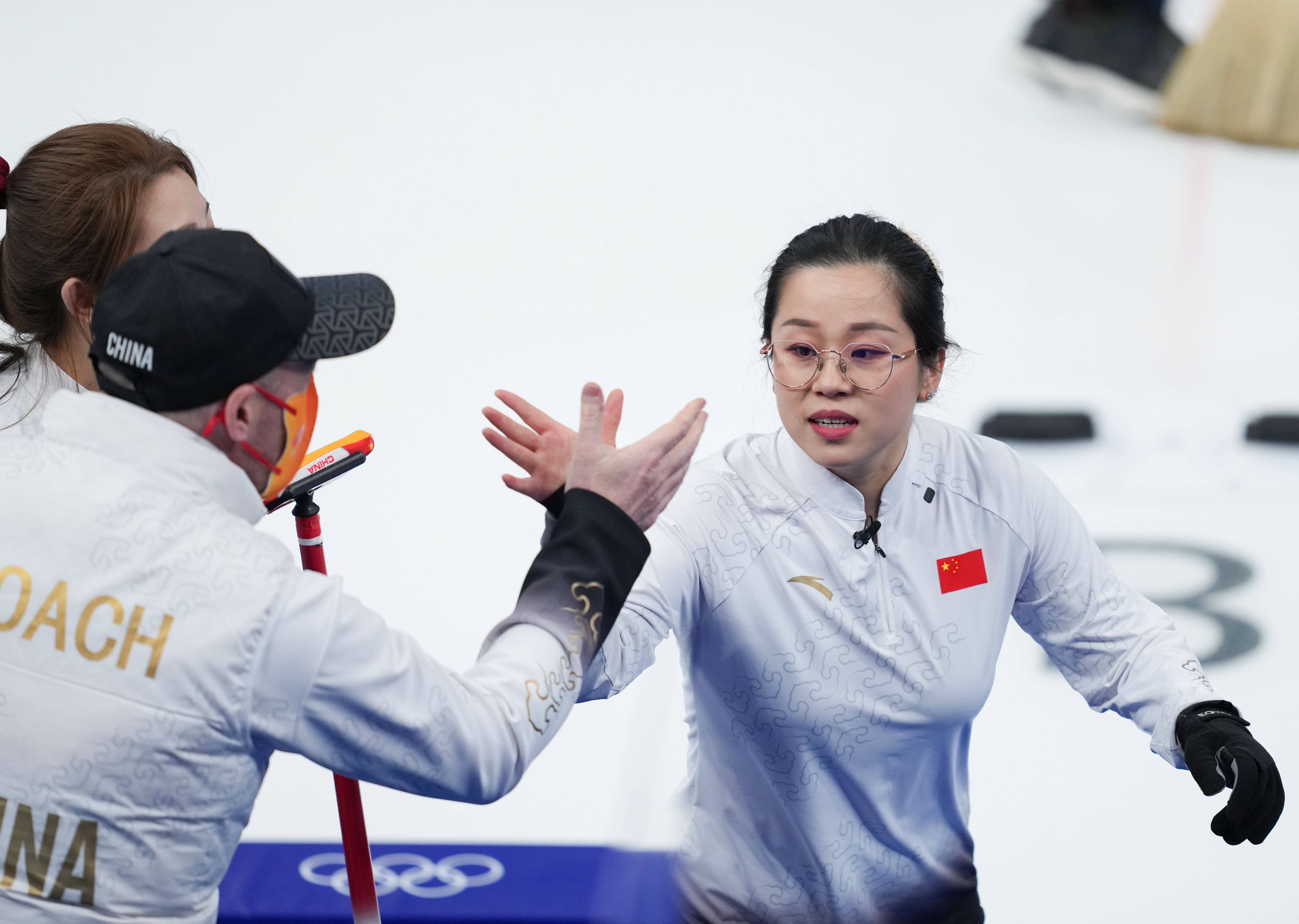冰壶——女子循环赛:中国队对阵丹麦队