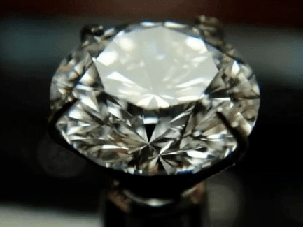 钻石是单折射光,而莫桑钻是双折射光.