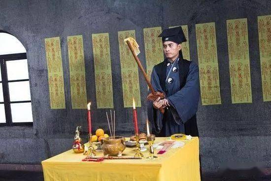 这天,知府得到禀报:最近城里来了个道士开坛施法,说临安之所以发生