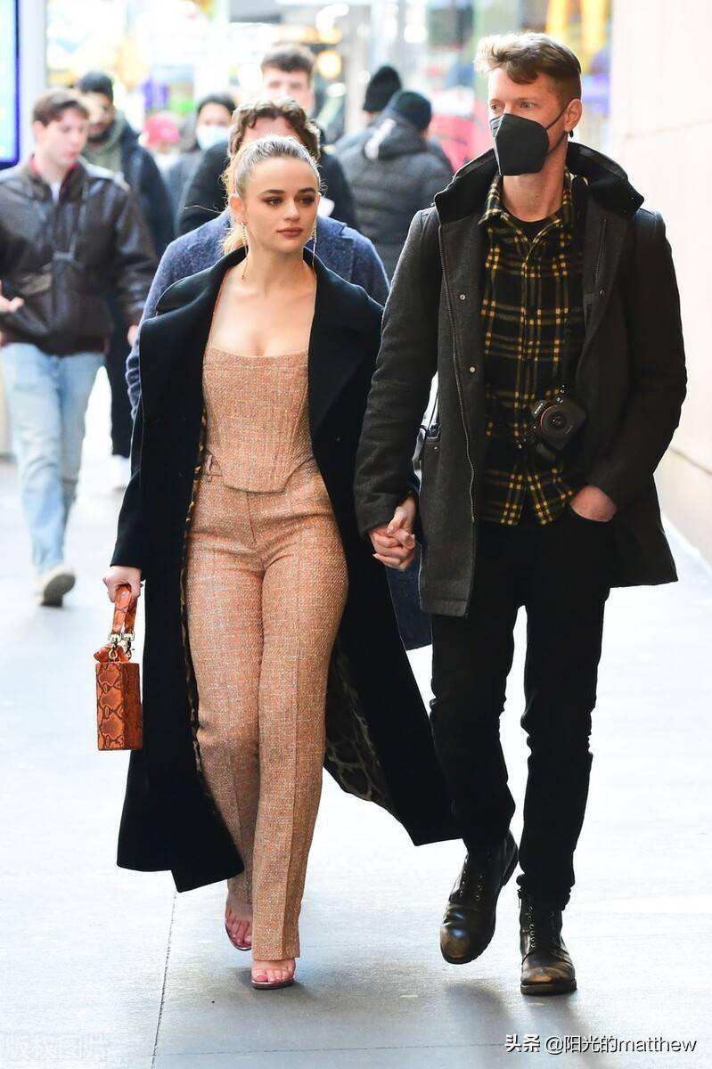 乔伊金抹胸连体衣搭毛呢大衣与男友现身街头二人牵手大方秀恩爱