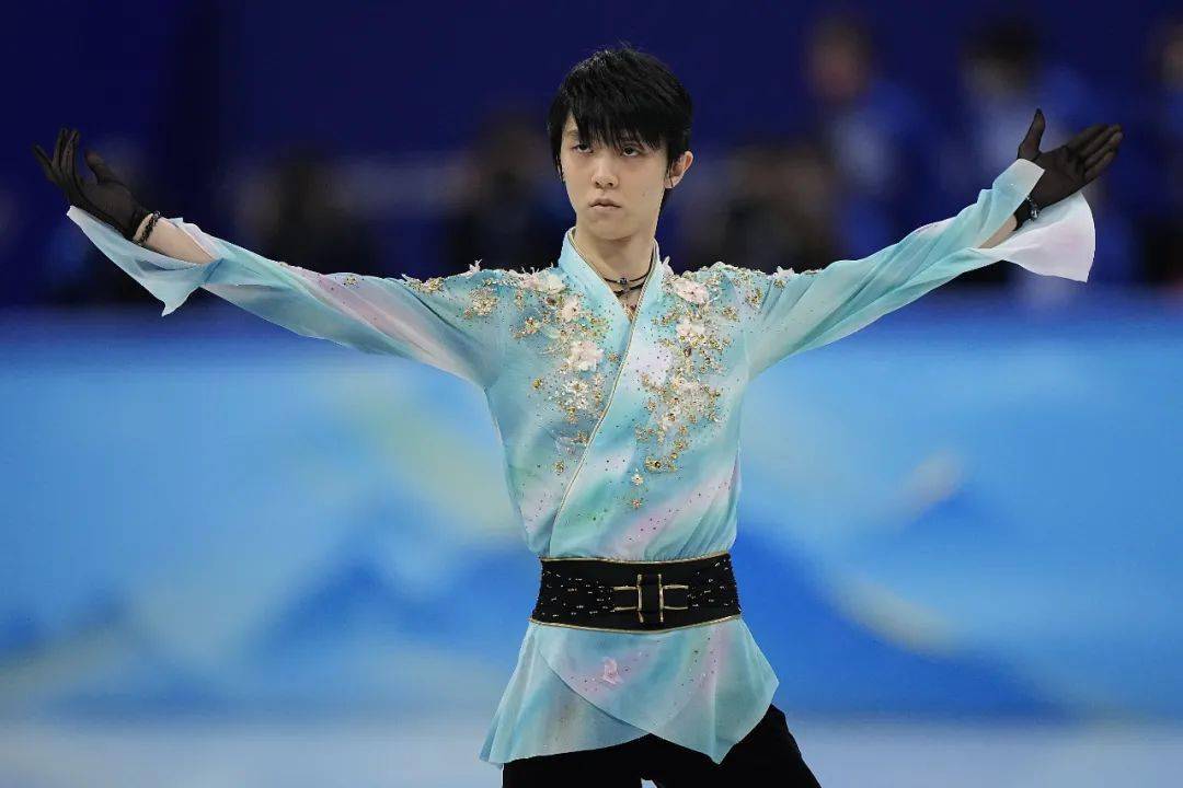 滑冰男子單人滑自由滑比賽終於開始了羽生結弦第21位出場他身著青白