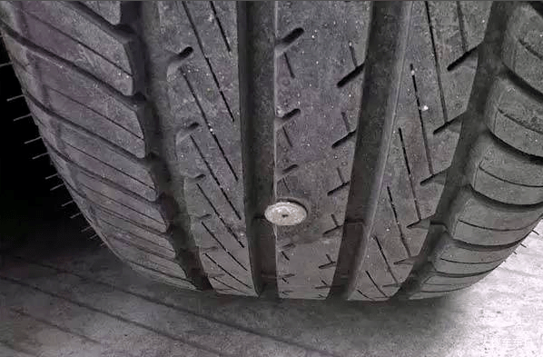 轮胎被钉子扎了,是打蘑菇钉还是换胎?_马路牙子_大石_定时炸弹