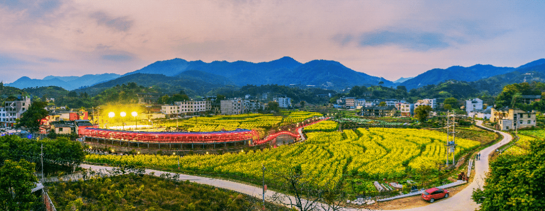霞溪村,位于闽清县白中镇西部,是一个拥有千年历史的古老山村,先民从