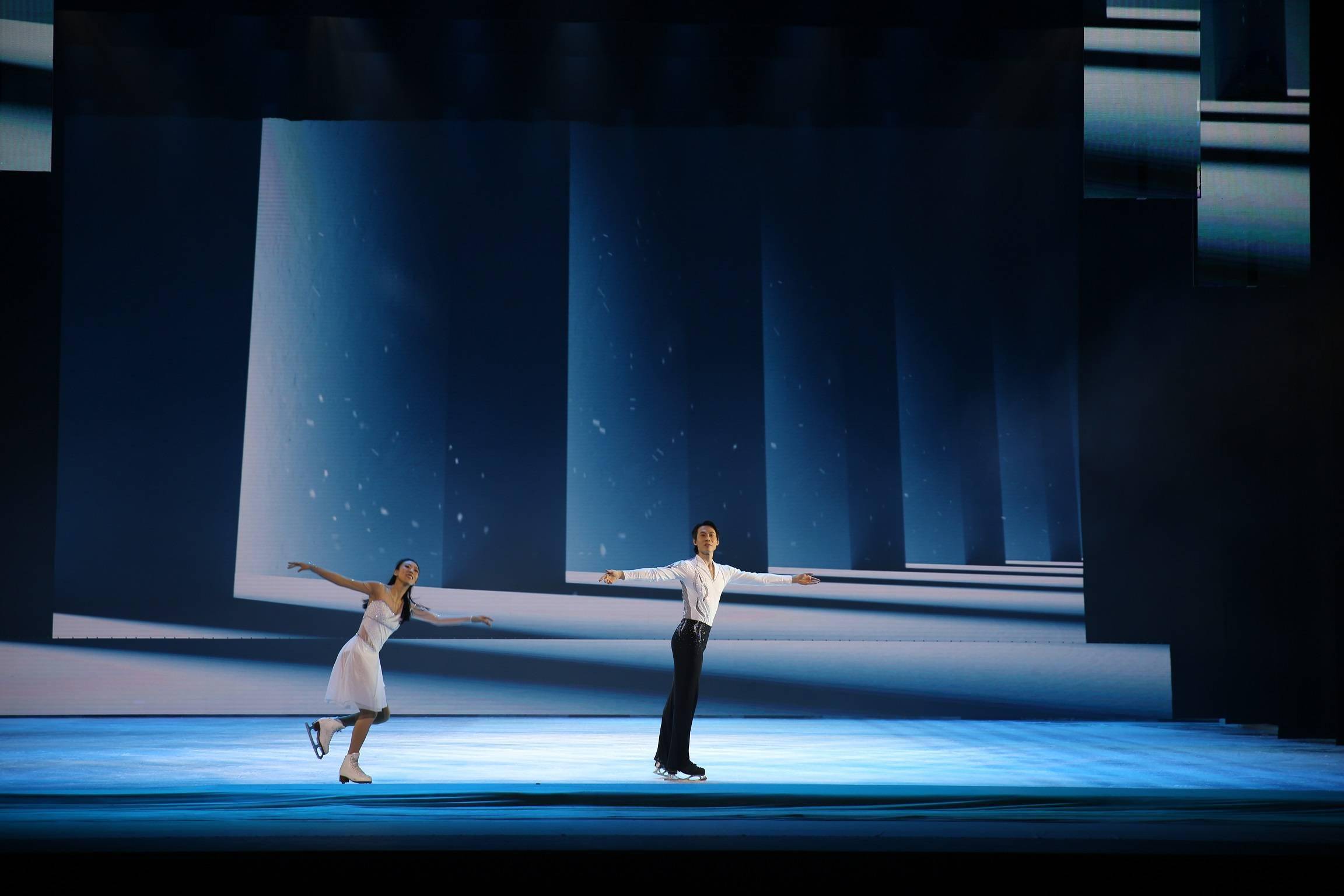 世界冠军庞清佟健主演的冰上舞剧《we are one》在北京天桥艺术中心首