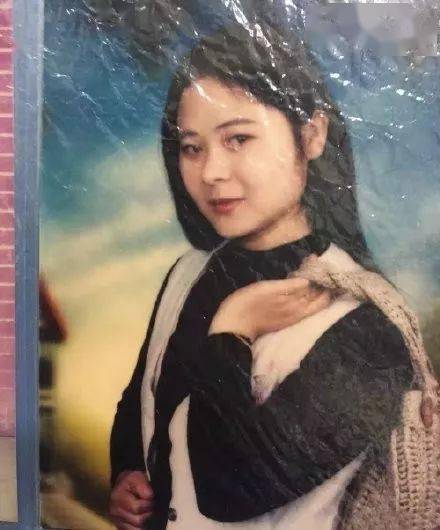 妈妈年轻时的样子好美