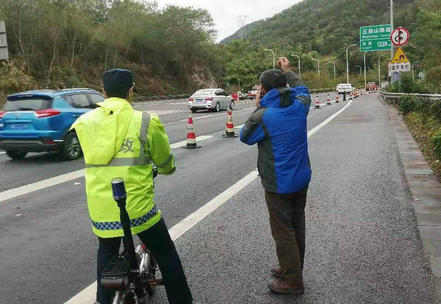 五指山隧道入口中央護欄駐點執勤時,突然發現一名中年男子在緊急停