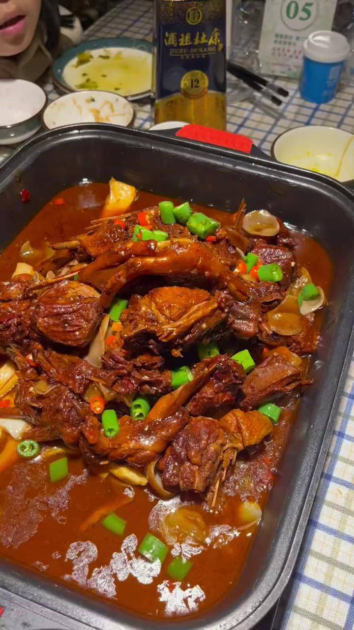 一份3斤左右的碳锅红头雁,送6个涮菜才卖158!