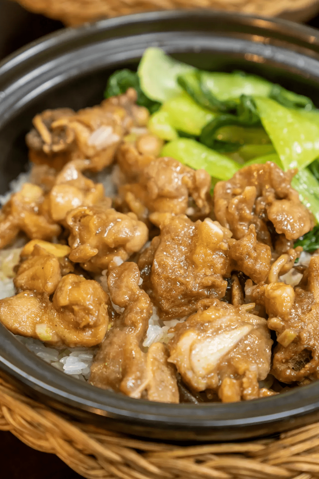 鸡肉,排骨,满满的肉欲~那就来一份冬菇滑鸡拼排骨煲仔饭.